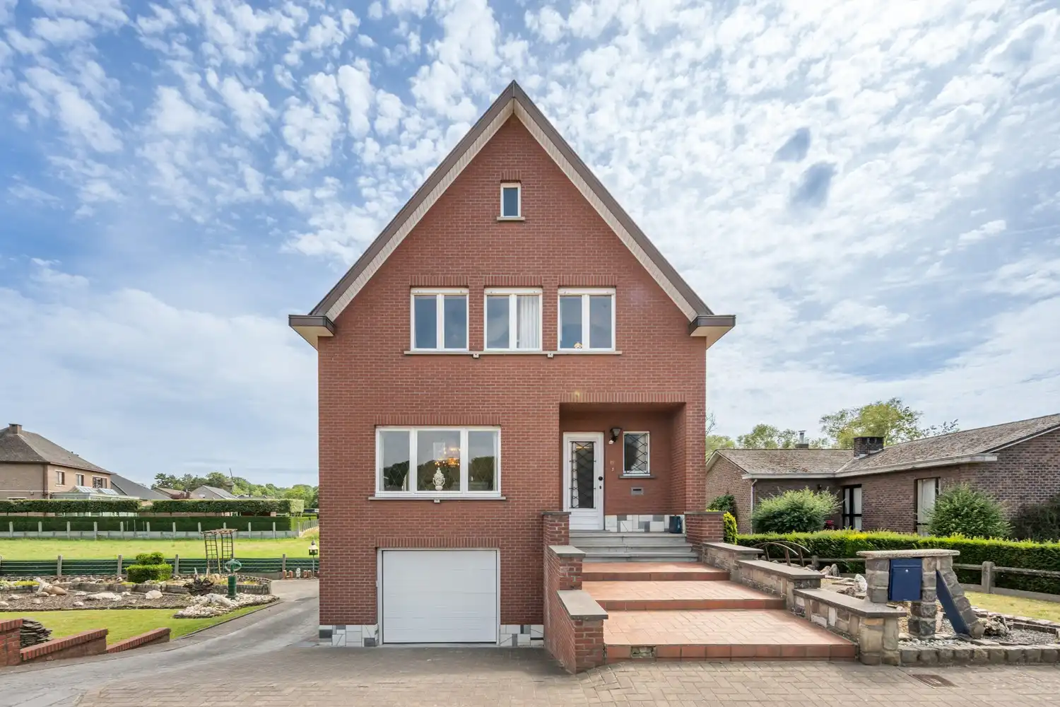 Te renoveren woning met 3 slaapkamers (en afgewerkte zolderkamer) op een perceel van 7 are 5 centiare te Gelrode. foto 2