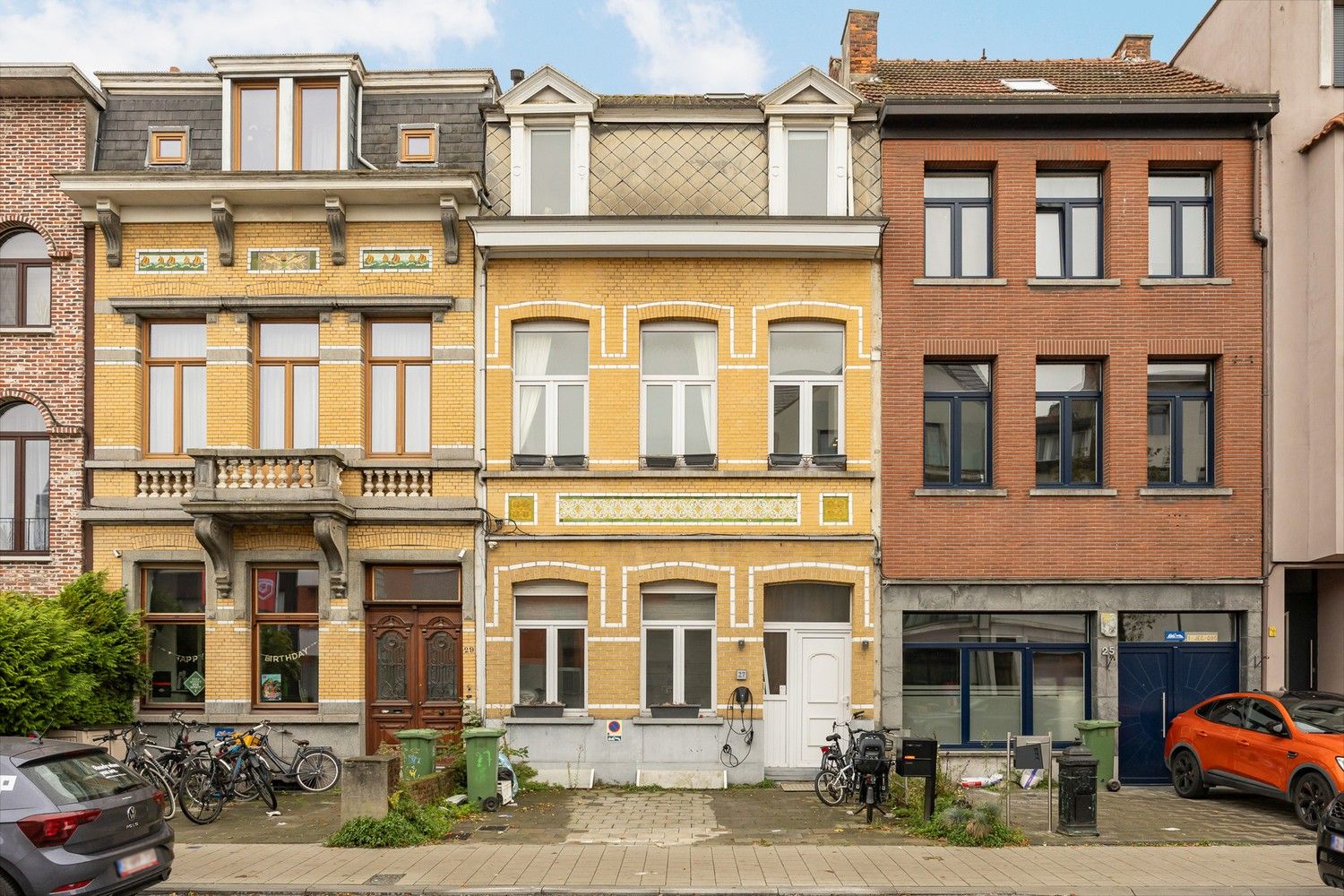 Ruime en karaktervolle herenwoning met zonnige tuin, dakterras en laadpunt in het hart van Merksem foto {{pictureIndex}}