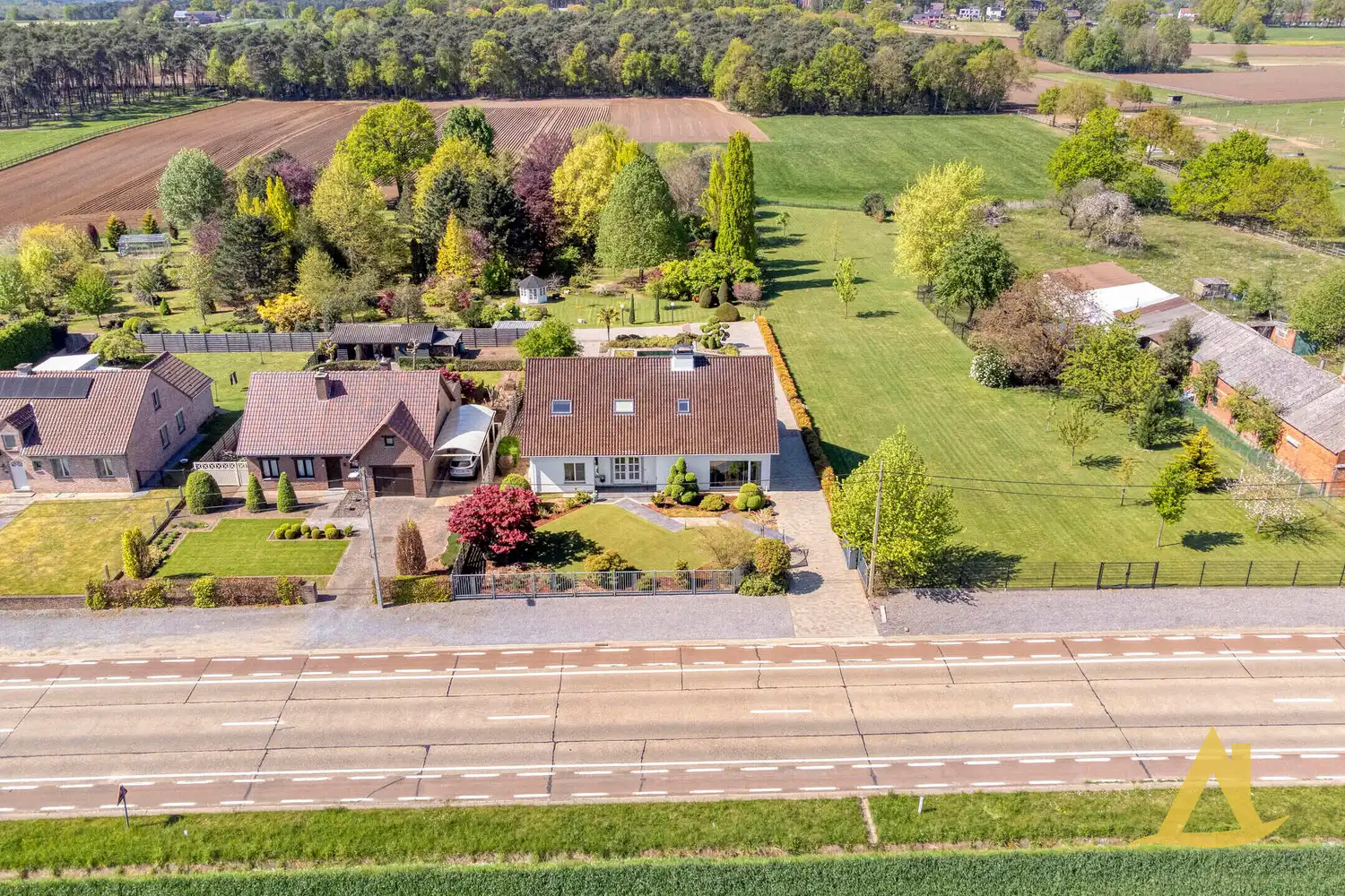 EXCLUSIEVE VILLA MET PARKTUIN EN ZWEMVIJVER OP EEN PERCEEL VAN 1HA 5A 16CA! foto 82