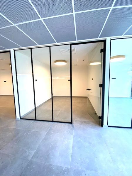 Stijlvolle kantoorruimte 300+m² met 16 autostaanplaatsen ideale ligging langs E313. foto 12