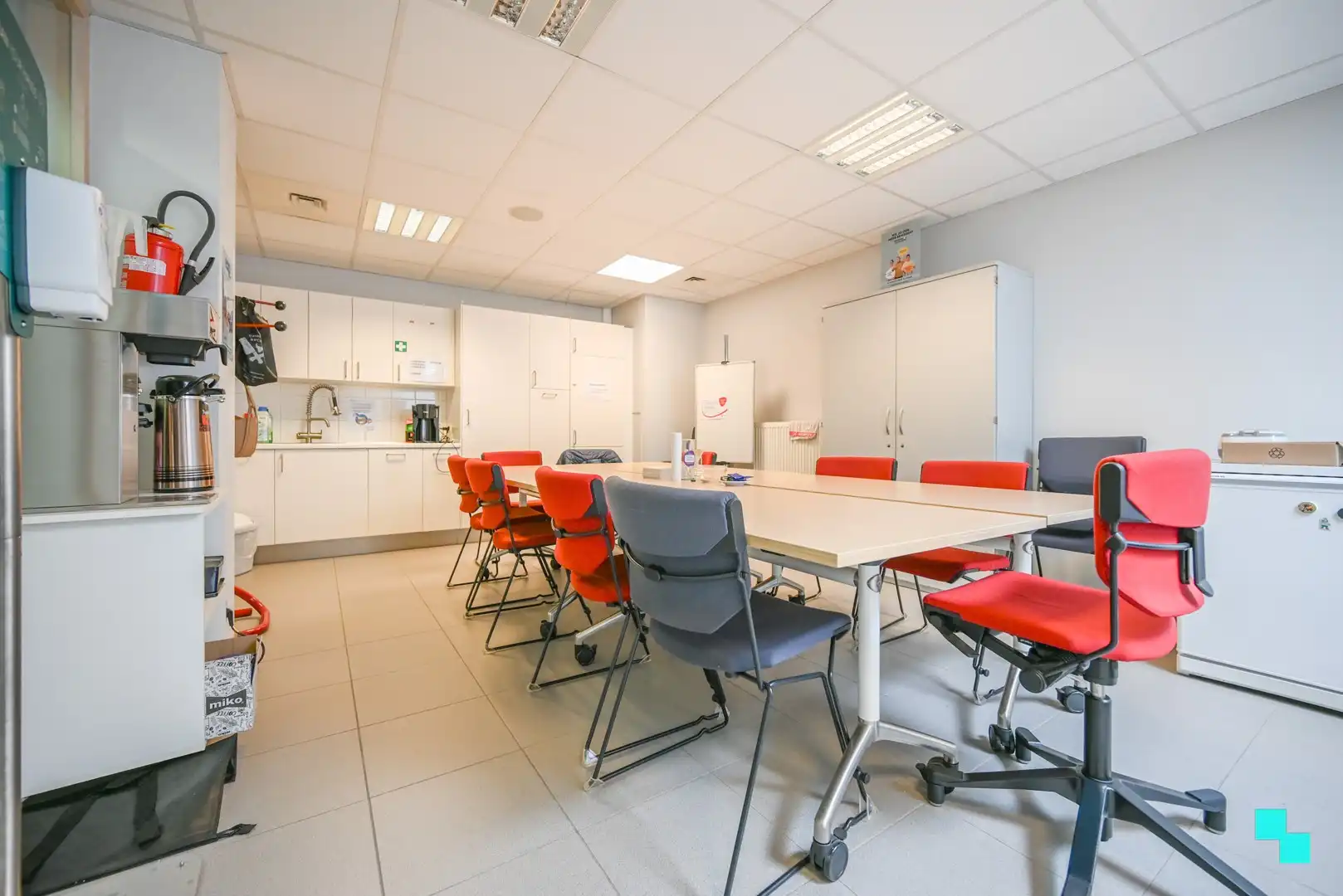 Deels ingerichte handelsruimte op toplocatie te Sint-Andries foto 20