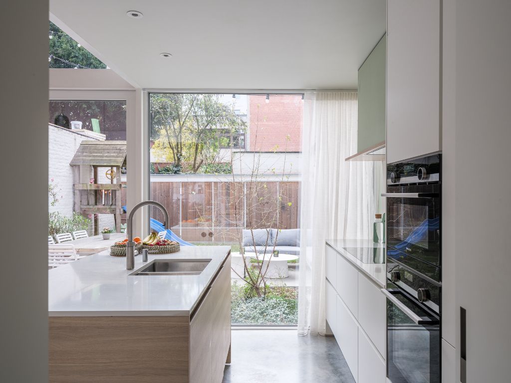 Prachtig gerenoveerde (Volt Architecten) interbellumwoning met vier slaapkamers, twee badkamers en zonnige stadstuin nabij de Bijloke. foto 11