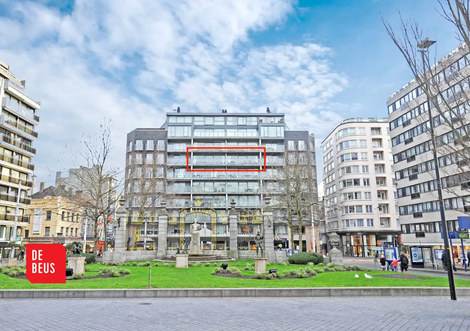 Uniek en royaal appartement met 2 riante slaapkamers én zonnig leefterras dichtbij zee. foto {{pictureIndex}}