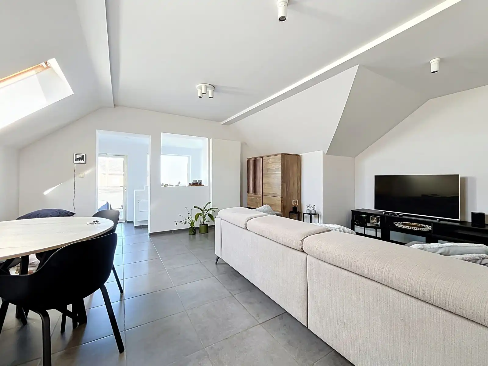 Instapklaar duplexappartement met ruim terras en parking! foto 9