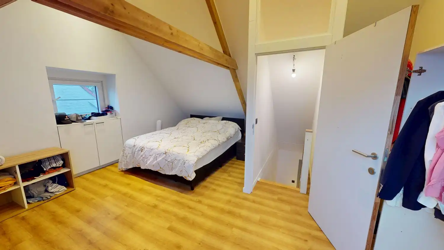 Gerenoveerde gezinswoning met 4 slaapkamers foto 12