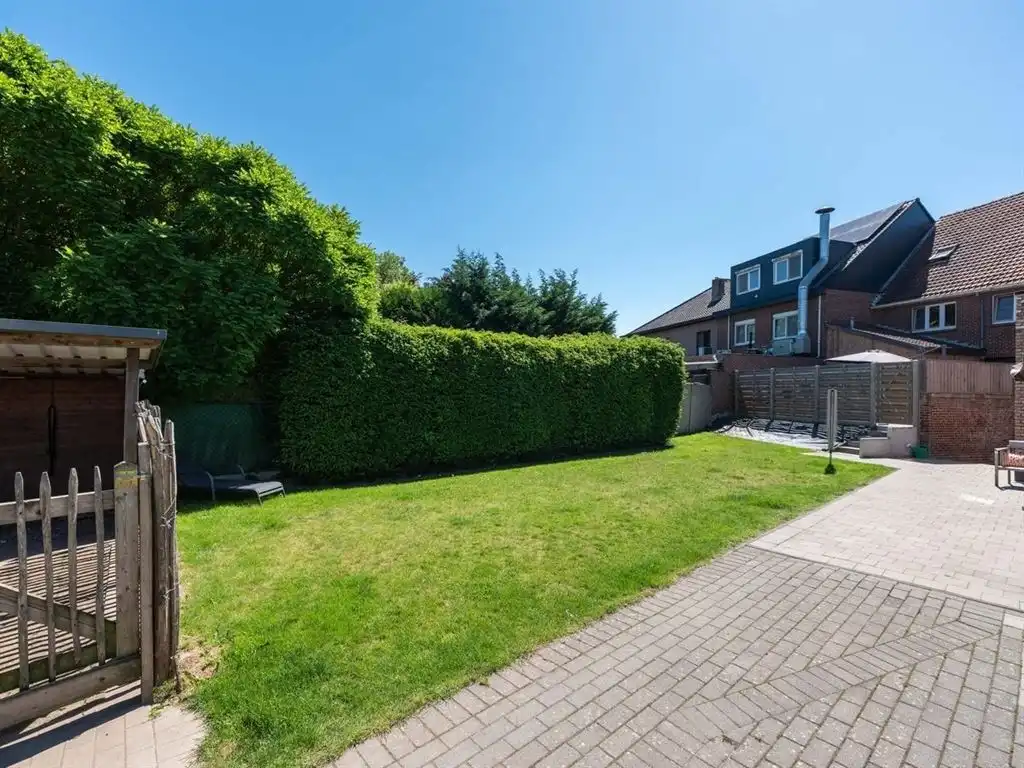 Charmante woning in gesloten bebouwing met ruim terras, tuin en bijhorende carport, volledig onderkelderd met inpandige garage, in het centrum foto 5