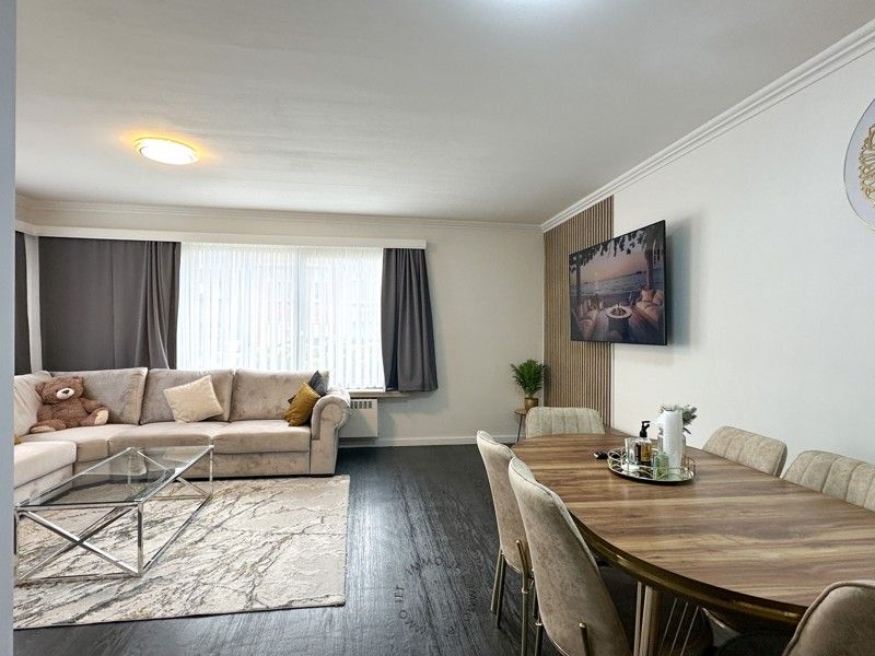 Appartementsgebouw met twee wooneenheden, garages en tuin foto 6