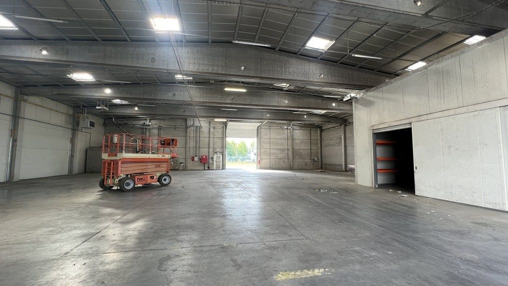 Magazijn met kantoren te huur in haven van Gent foto 2