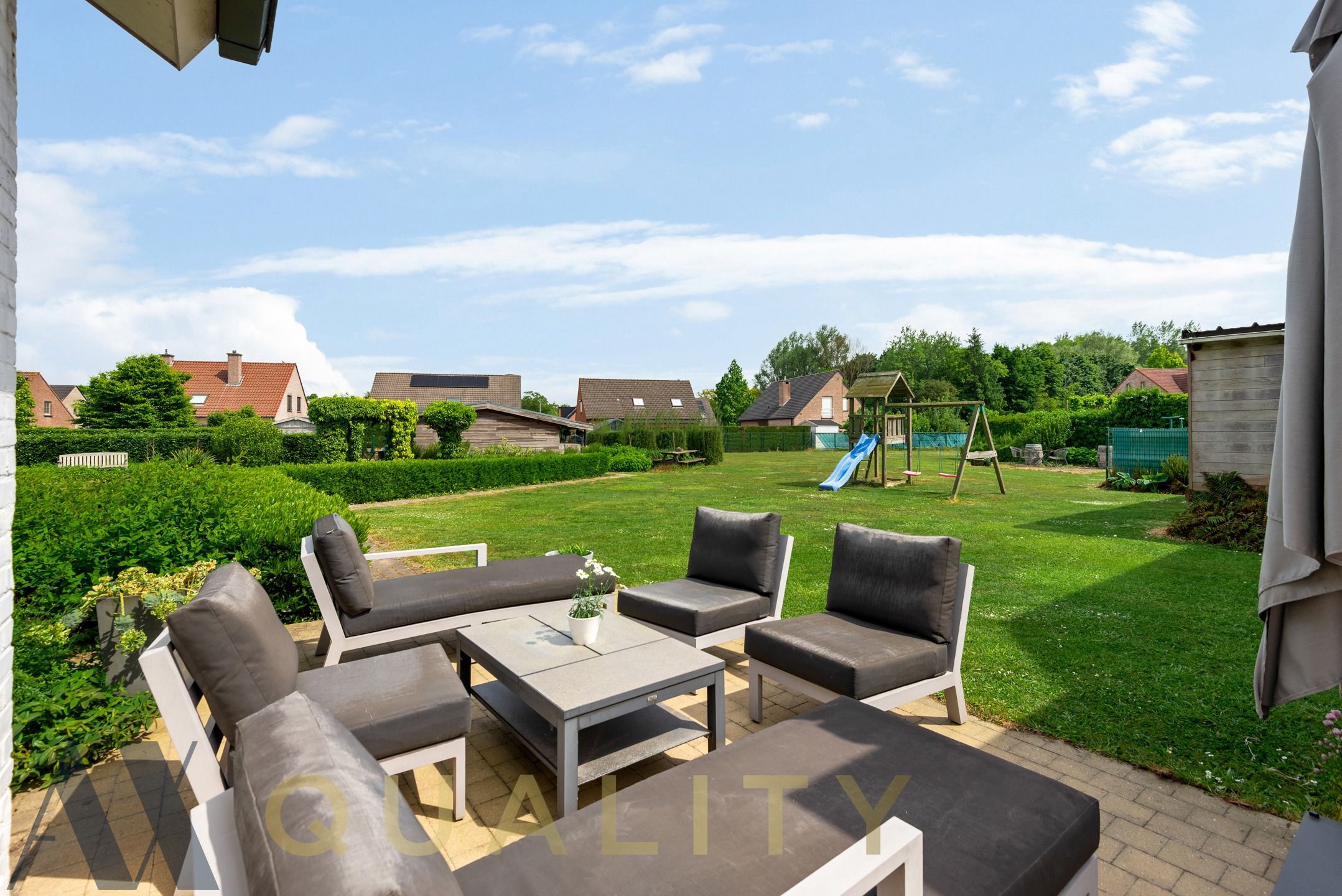 Instapklare villa/bungalow met aansluitend een kantoorruimte/handelsgelijkvloers op ruim perceel van +/- 30 are. Meerdere parkeerplaatsen foto 18