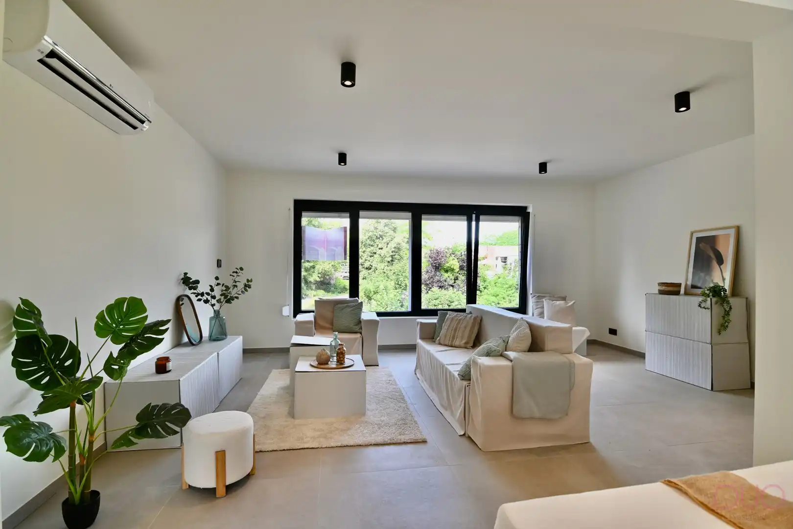 Volledig gerenoveerde woning met garage, terras en tuin - instapklaar afgewerkt! foto {{pictureIndex}}