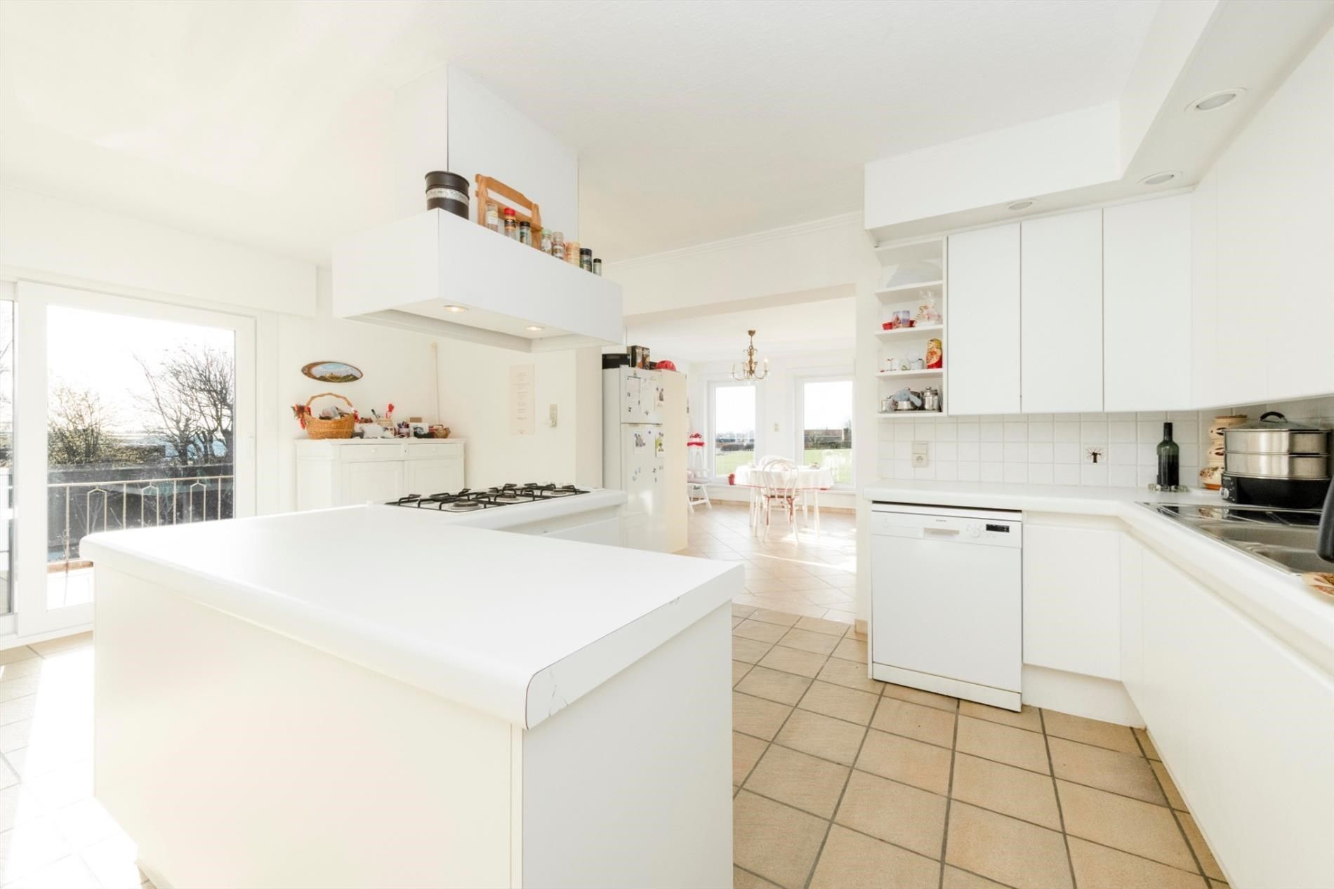 ALLEENSTAANDE WONING OP 1.037 m² MET MAAR LIEFST 375 m² BRUIKBAAR VLOEROPP!!! foto 5