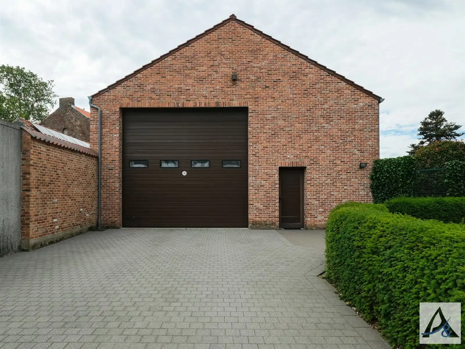 Exclusieve villa met ruime loods in hartje Munsterbilzen foto 15