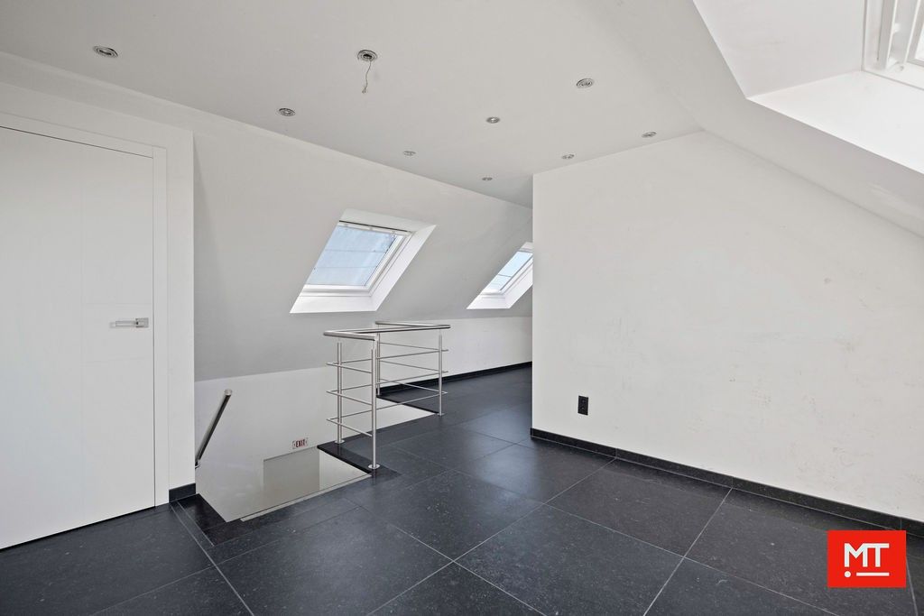 Alleenstaande woning met landelijk verzicht op 3.584 m² te koop in Ledegem foto 14
