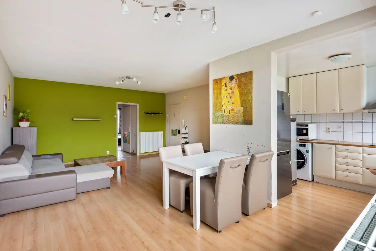 Appartement met twee ruime slaapkamers op de tweede verdieping! foto 2