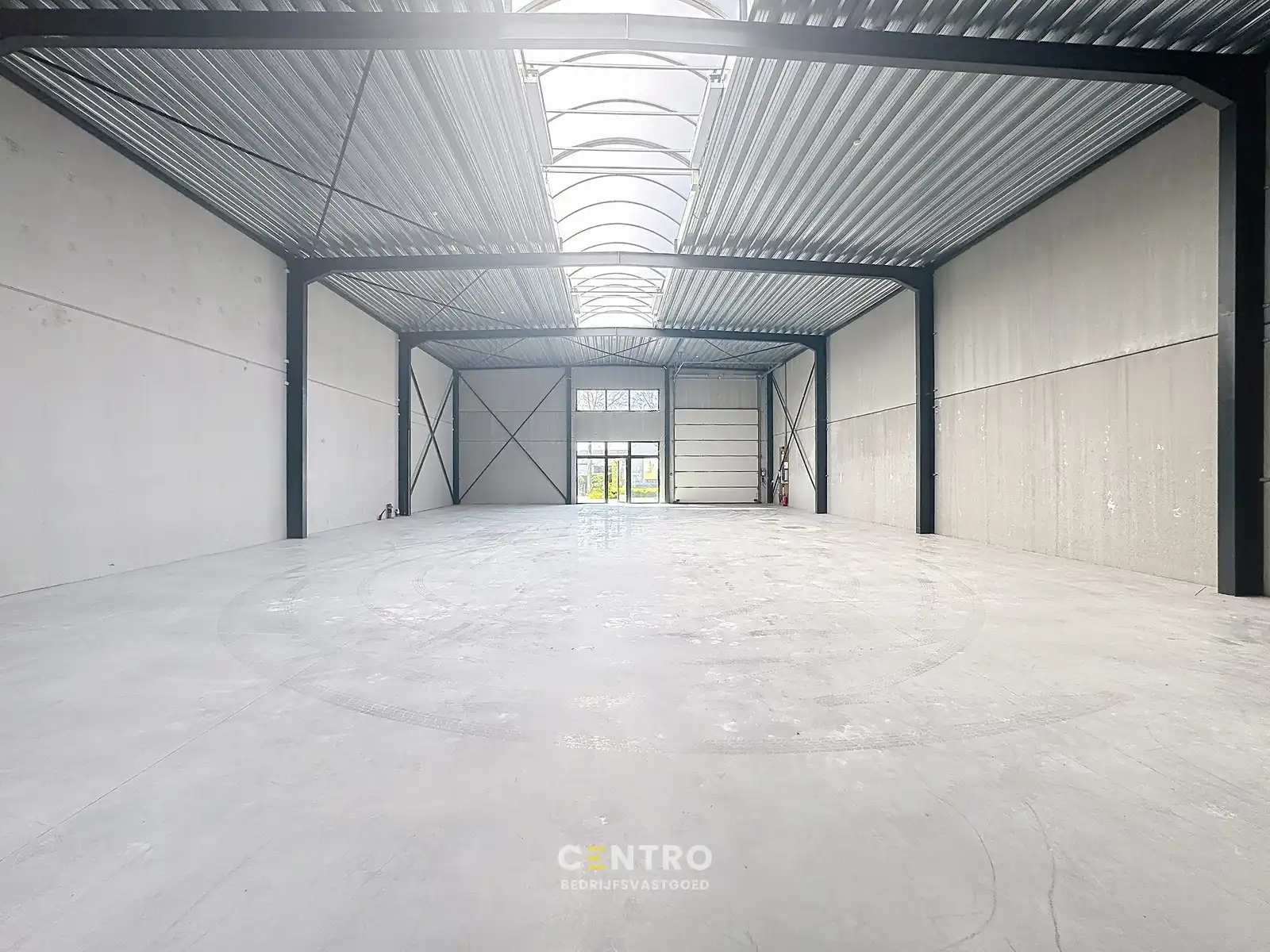 NB MAGAZIJN (401m2) TE HUUR met 4 private parkeerplaatsen voor de deur op ambachtelijke zone te JABBEKE. foto 2