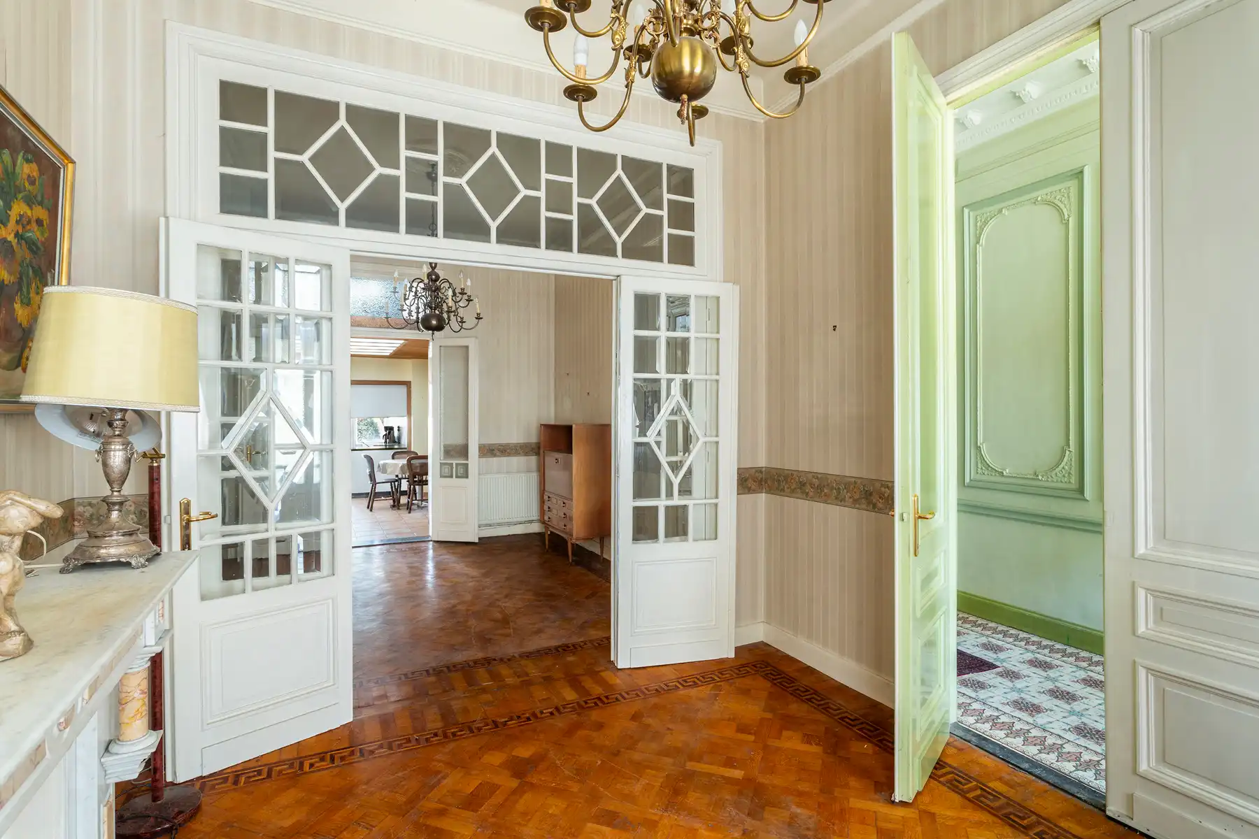 Te renoveren herenwoning met ruime tuin in Zurenborg foto 2