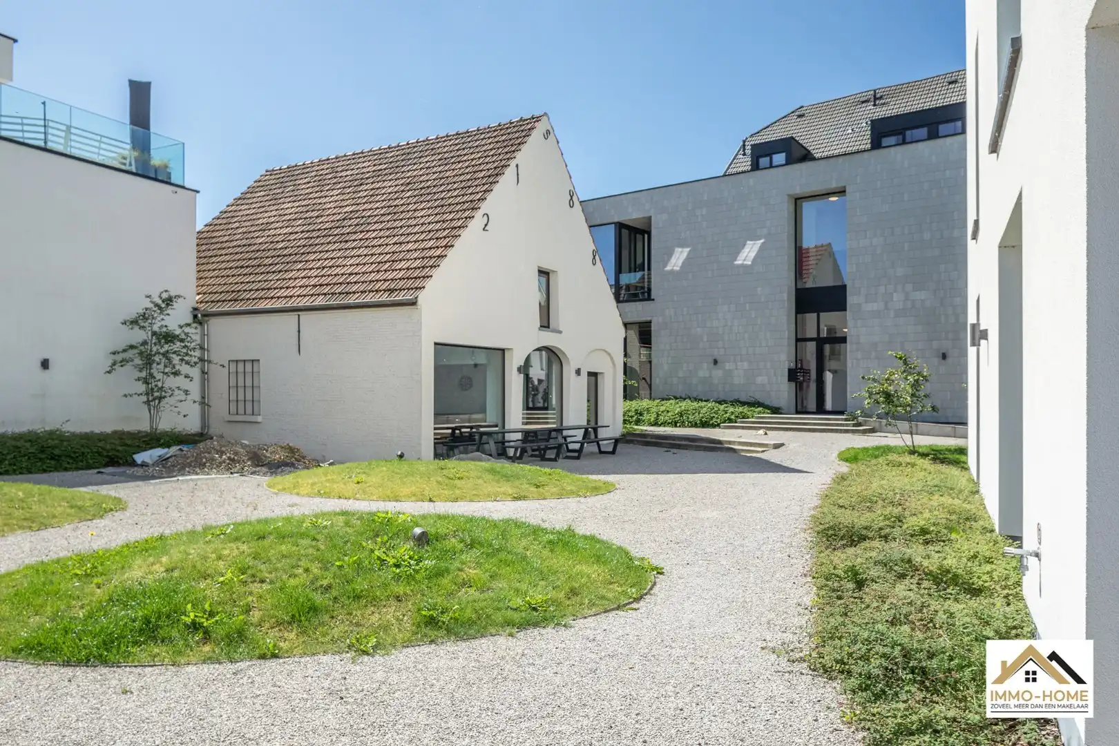 Instapklaar modern appartement met autostaanplaats foto 20