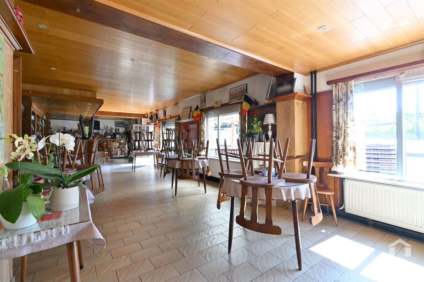 Handelspand met feestzaal op prachtig terrein met bos foto 3