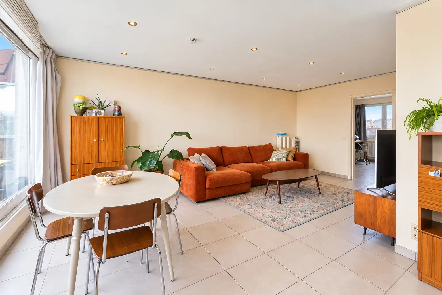 Ruim appartement met 2 slaapkamers, zonnig terras en parkeerplaats foto 8