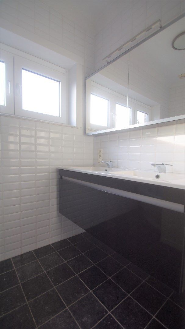 Mooi gelegen woning met tuin/terras, 2 slpks en garage foto 9