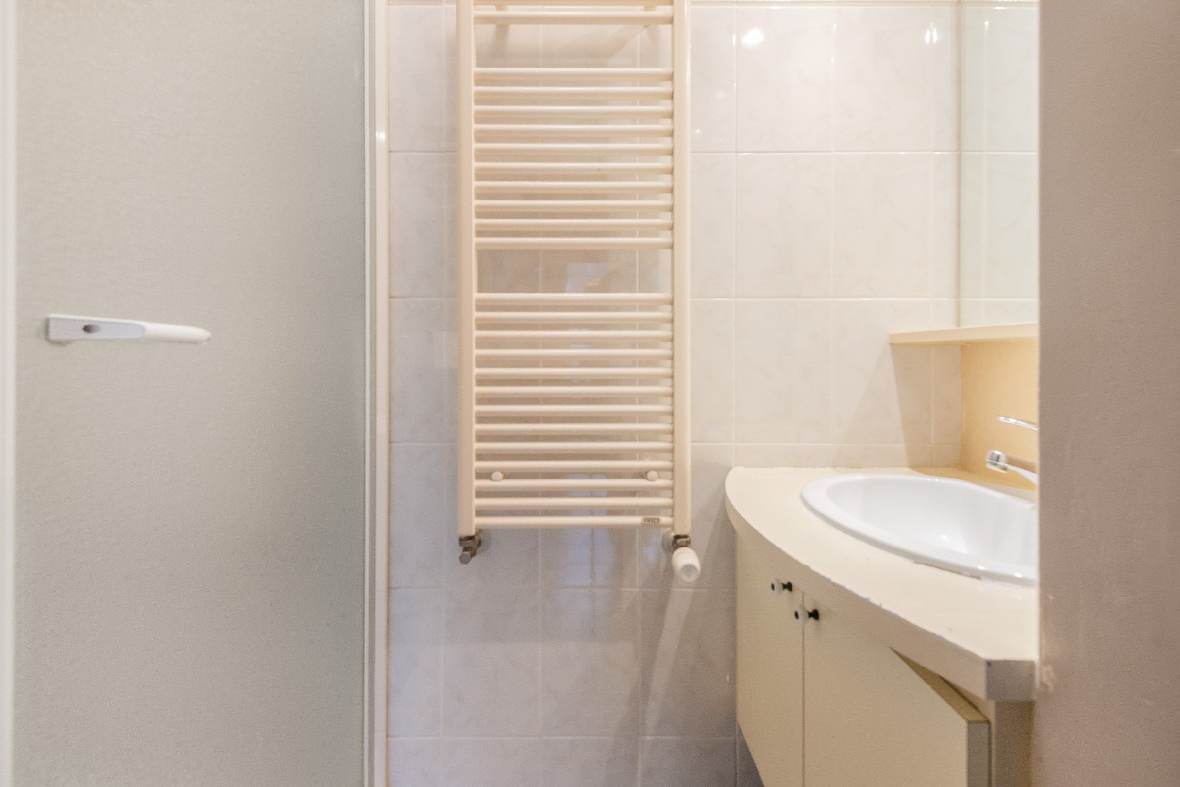 Zeer centraal gelegen, ongemeubeld appartement in de Dumortierlaan op enkele stappen van de Lippenslaan en de Zeedijk. foto 16