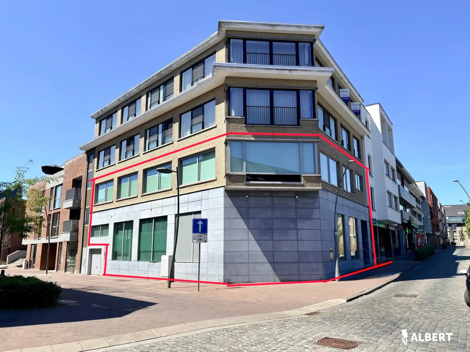 Lichtrijk handelspand van 497m2 op toplocatie! foto {{pictureIndex}}