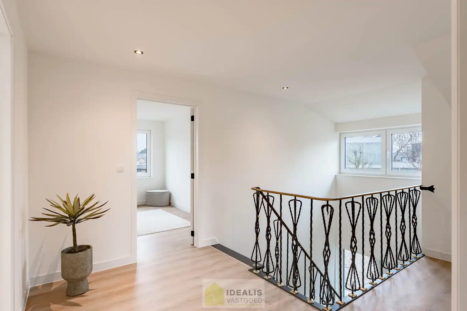 Schitterend volledig vernieuwde woning met een heerlijke open leefruimte, luxe keuken, 3 ruime slaapkamers, een ruime luxueuze badkamer én een apart bureel foto 22