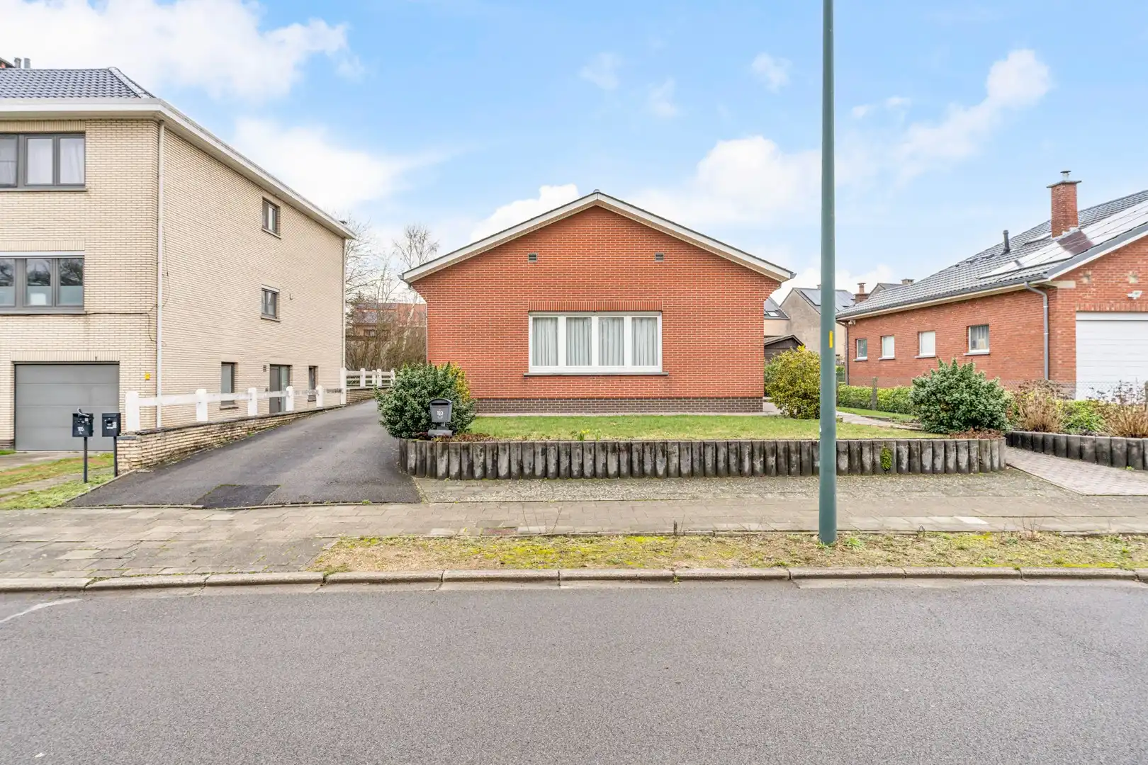 Hoofdfoto van de publicatie: Gelijkvloerse bungalow met 2 slaapkamers, garage en riante tuin op toplocatie