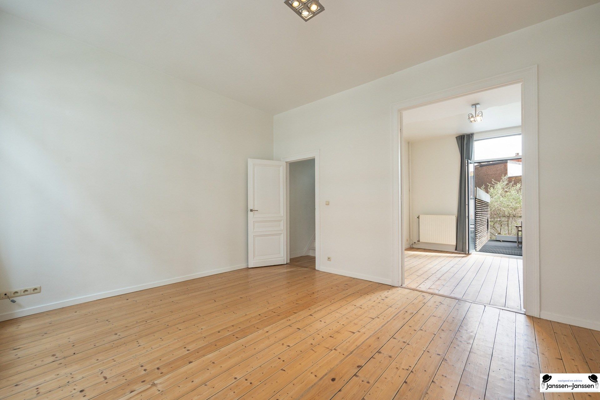 Gerenoveerd herenhuis met architecturale gevel  foto 21
