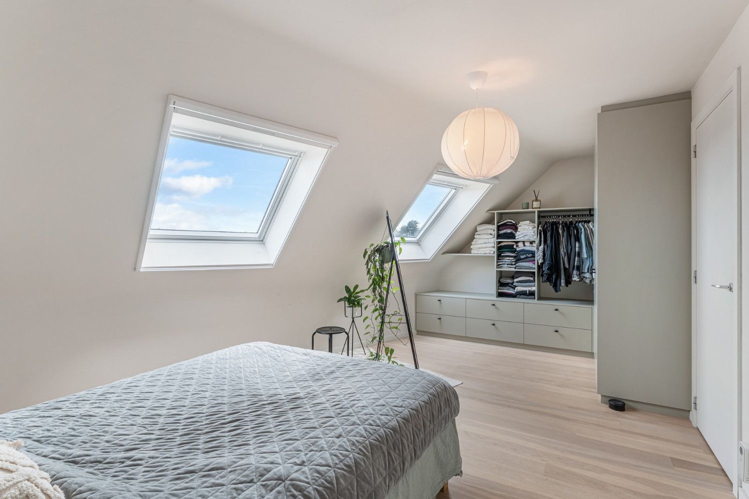 Modern en licht Duplexappartement met 3 slk berging en autostpl foto 23