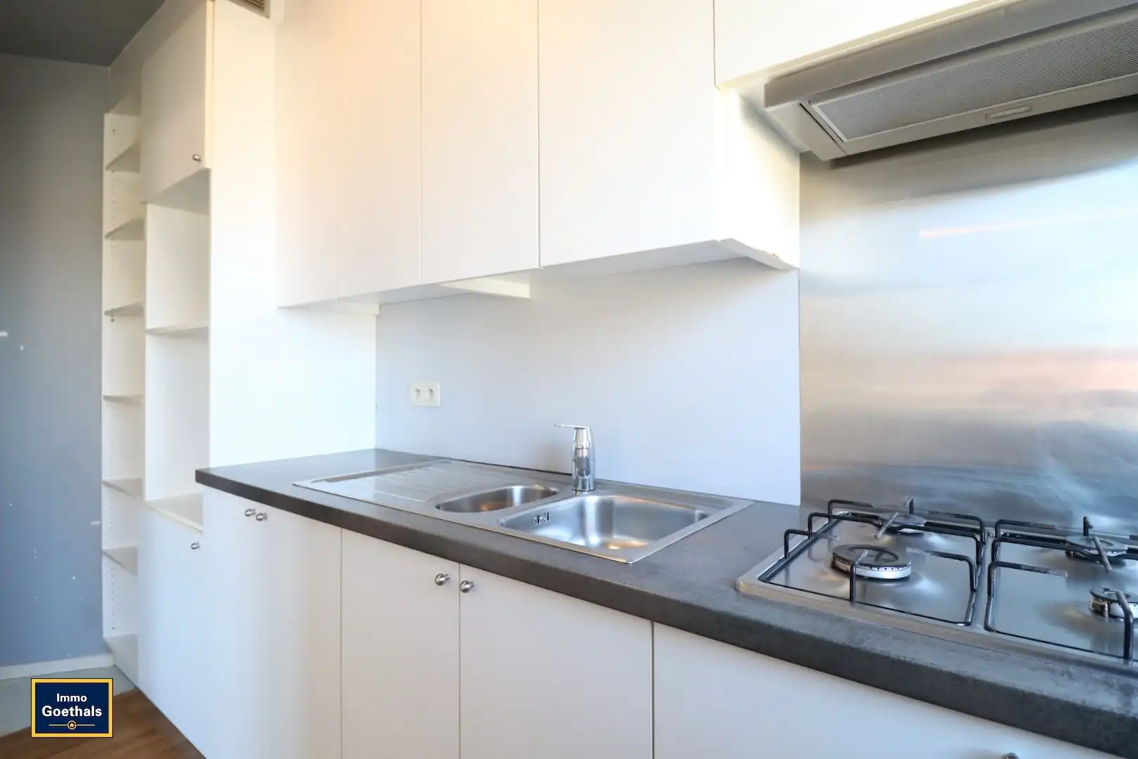 Centraal gelegen appartement met 2 kamers en 1 garage. foto 5