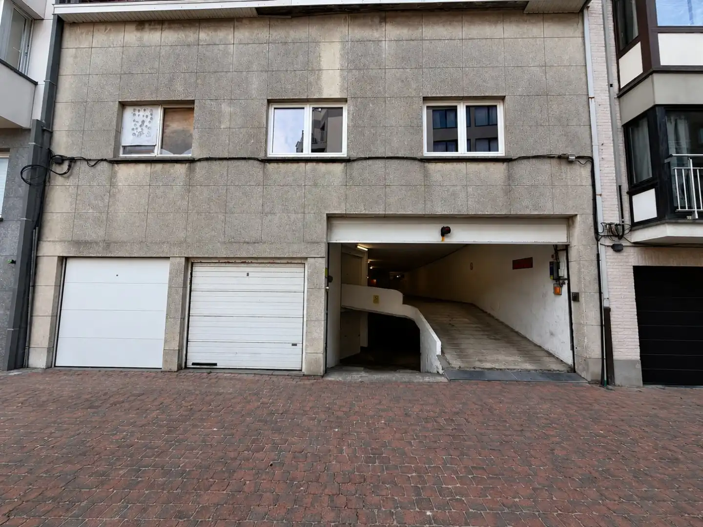 Ruime garagebox op toplocatie nabij de zeedijk in Oostende-Mariakerke! foto 7