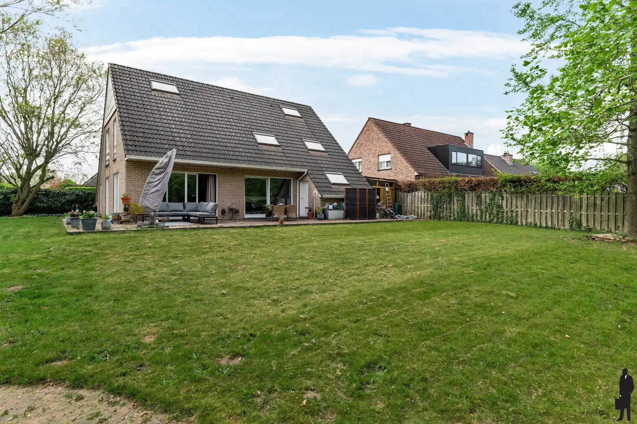 Ruime woning met 5 slpks, 2 badks en tuin met groenzicht foto {{pictureIndex}}