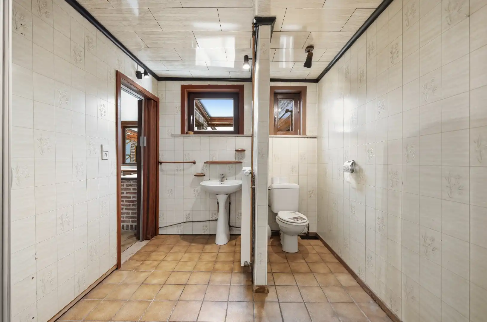 Ruime te renoveren rijwoning met ontzettend veel potentieel en een leuke tuin foto 11