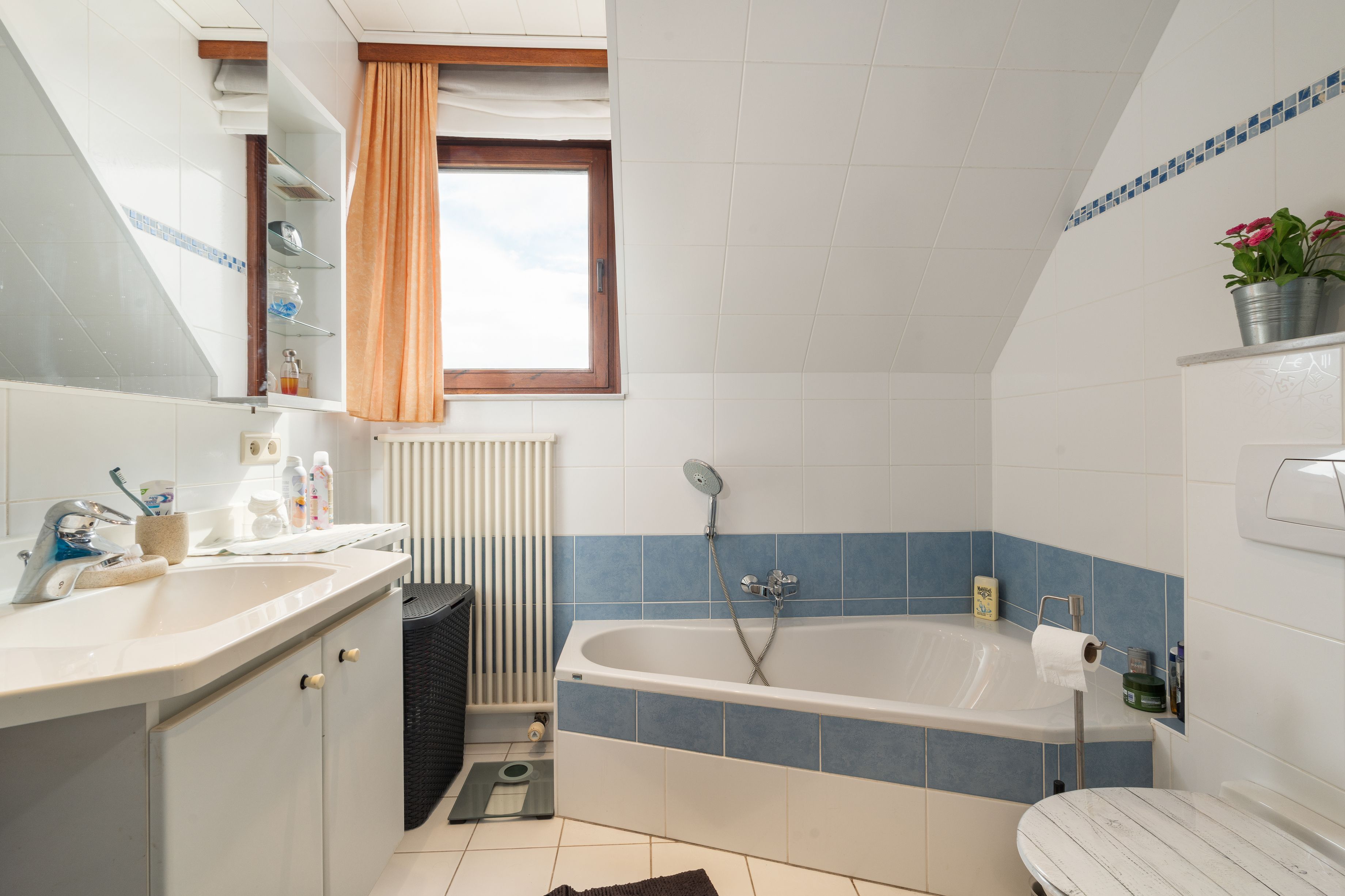 Instapklare GEZINSWONING met zonnige tuin + GARAGE grenzend aan park, vlakbij zee!* foto 17