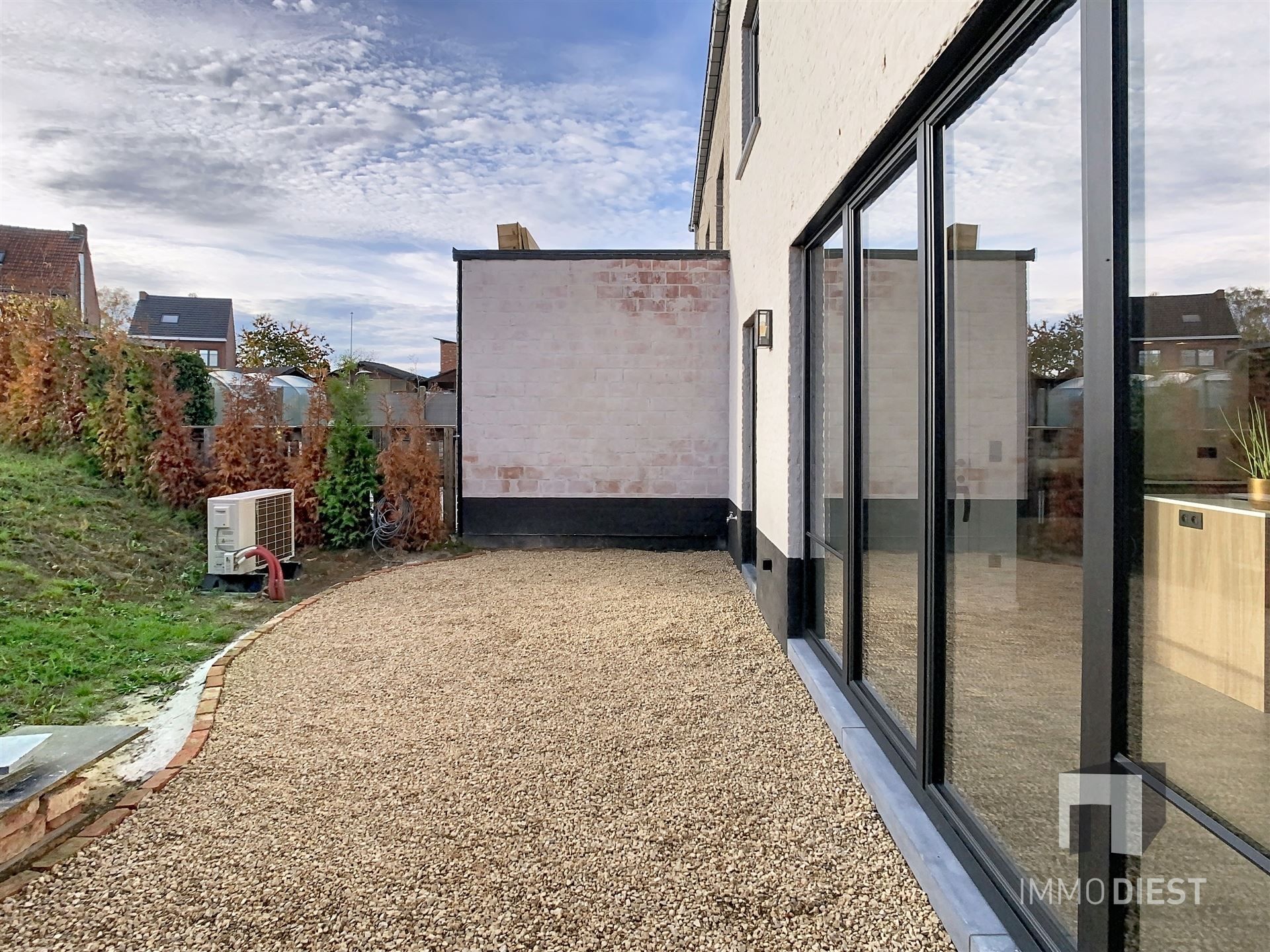 Charmante energiezuinige nieuwbouwwoning met zonnige tuin in hartje Zichem. foto 24