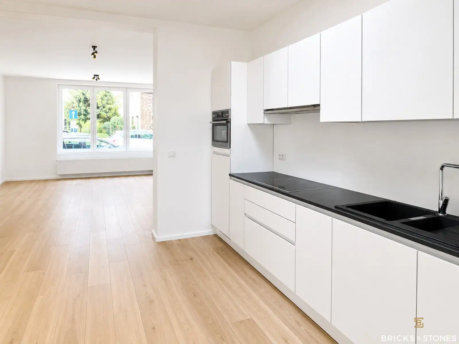 Gerenoveerd appartement met 2 slaapkamers en tuin! foto 2