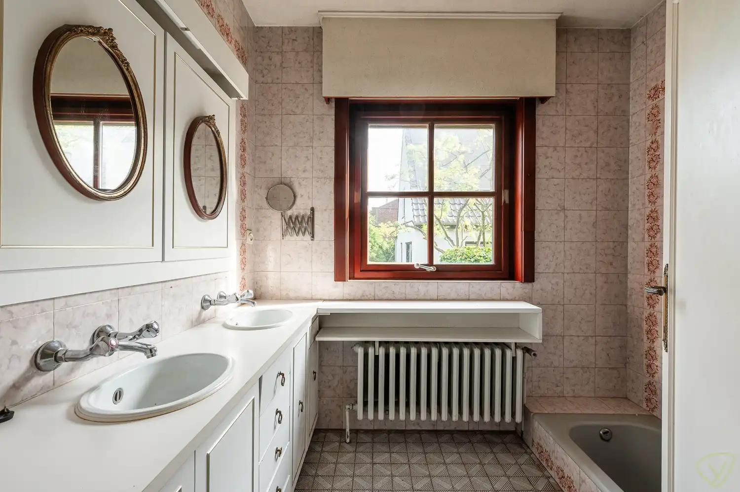 Vrijstaande villa op een uitzonderlijk groot perceel met bosgrond in Lembeke foto 11