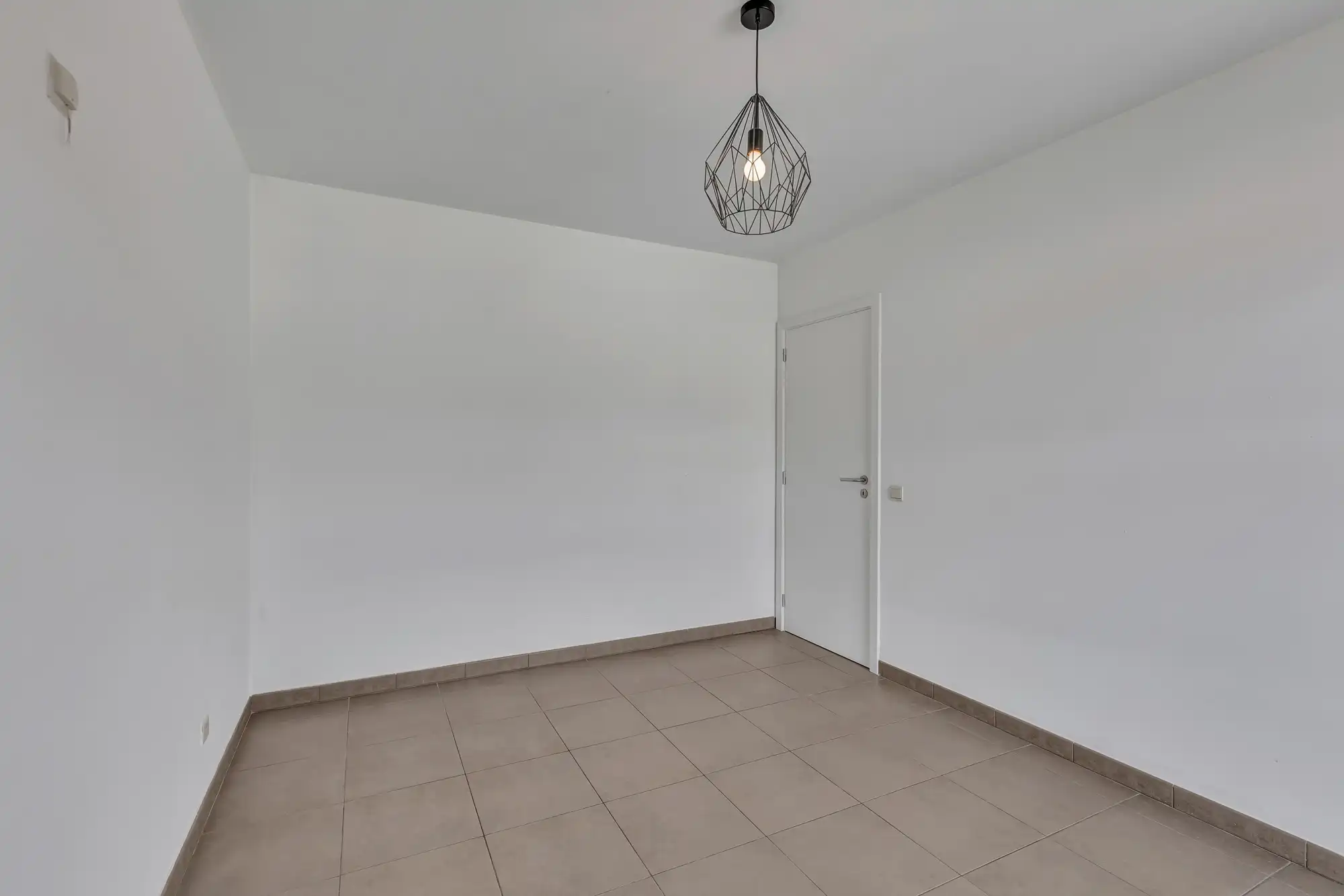 Ruim, instapklaar appartement met terras en autostaanplaats foto 9