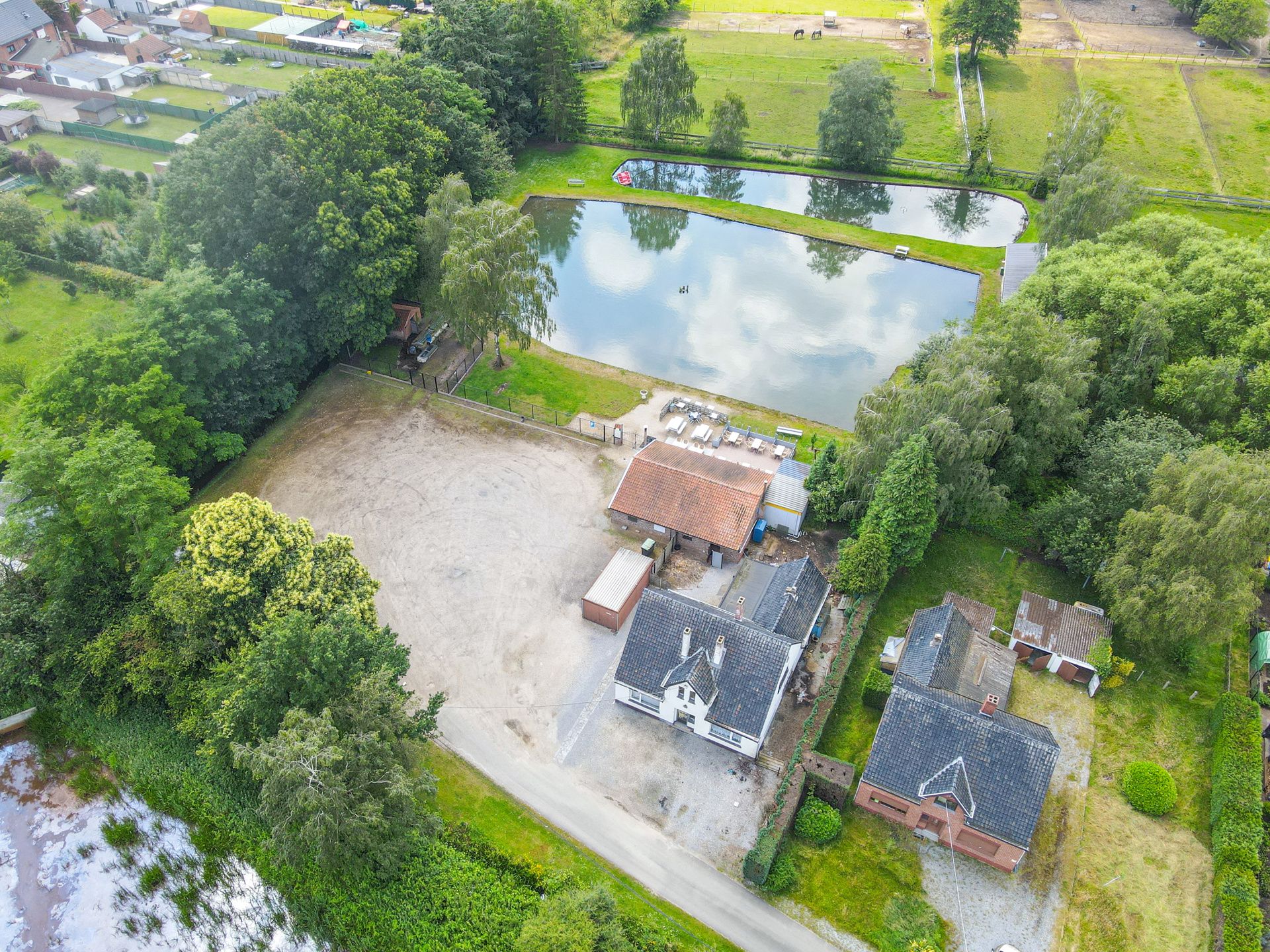 Idyllisch gelegen woning met kantine en vergunde visvijvers! foto 7