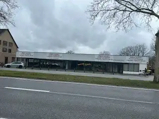 COMMERCIEEL PAND NABIJ DRUKKE VERKEERSADER TE HASSELT foto {{pictureIndex}}