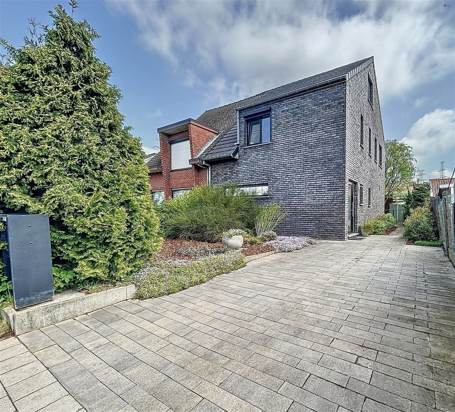 Recente energiezuinige  half-open bebouwing met 3 slp en gezellige tuin op perceel van 300m² foto {{pictureIndex}}