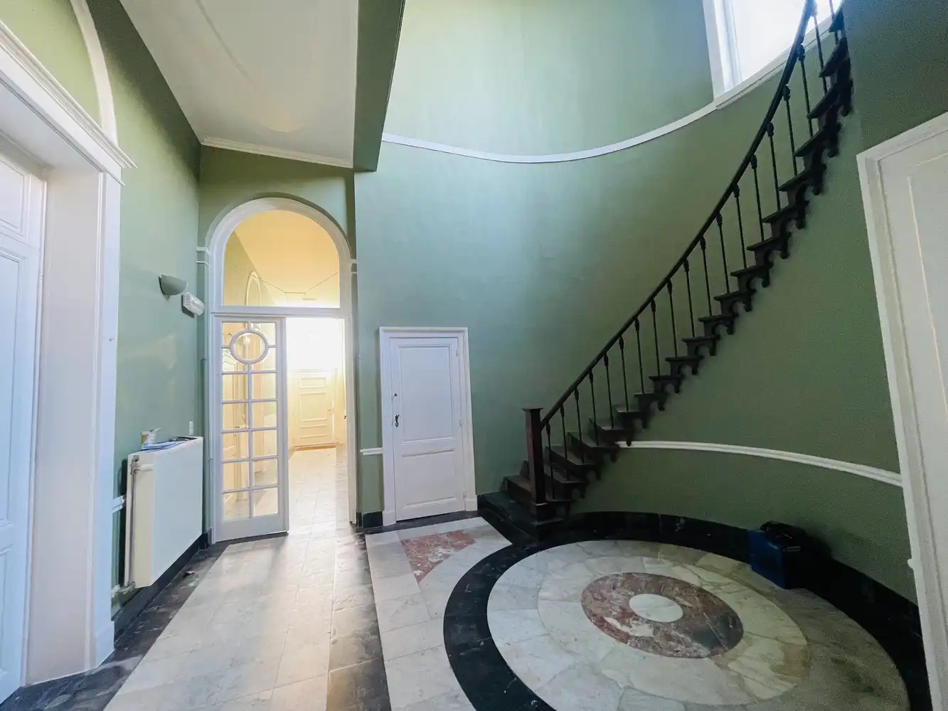 Brugge,aan de SINT-ANNAREI , DUBBEL APPARTEMENT( 250m²)  in een herenhuis  vooraan zicht op de Sint-Annarei, achteraan zicht op een grote gemeenschappelijke tuin,2  livings, 2 keukens, 4 slaapkamers, 2 badkamers. foto 27