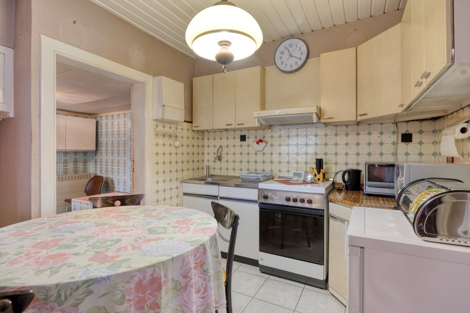 Rustig gelegen te renoveren woning op een mooi perceel van 13 are. foto 7