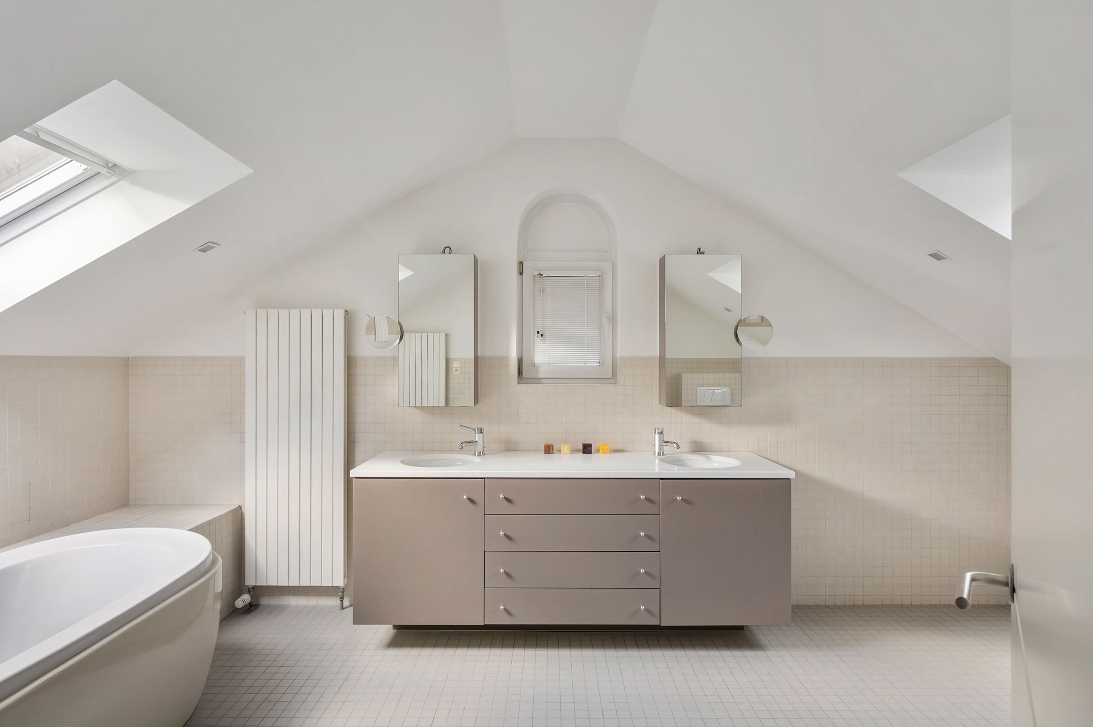 Ruime architecturale villa met 5 slaapkamers  foto 35