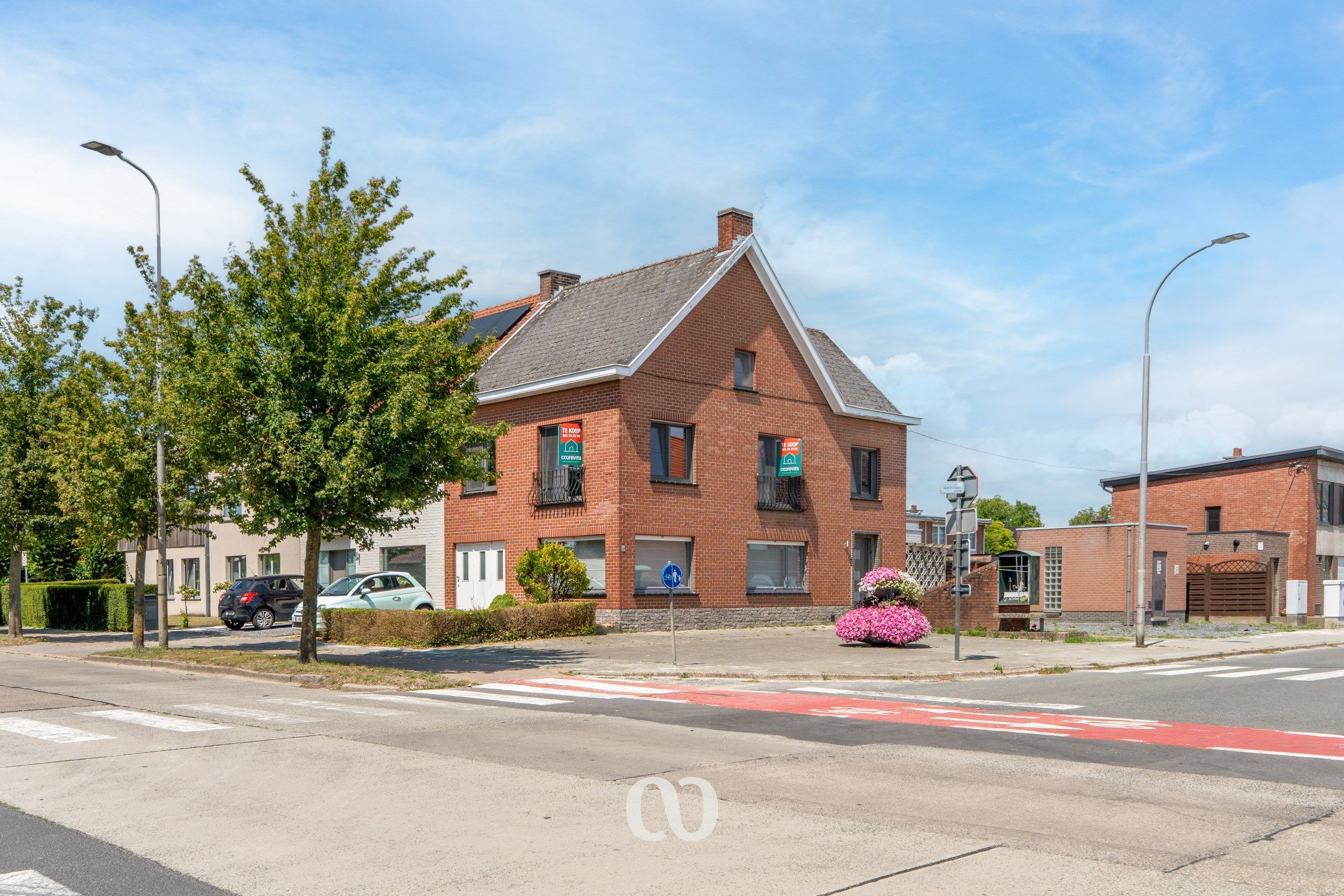 Ruime gerenoveerde woning met 4 slaapkamers in centrum Eine foto {{pictureIndex}}