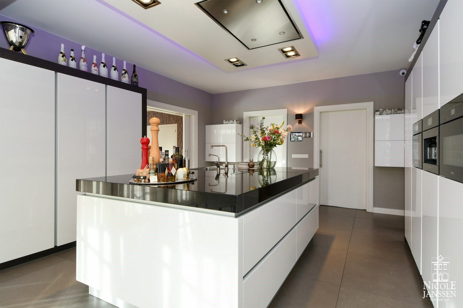 Luxueus en ruim ingedeeld landhuis met naastliggend garagegebouw met appartement foto 9