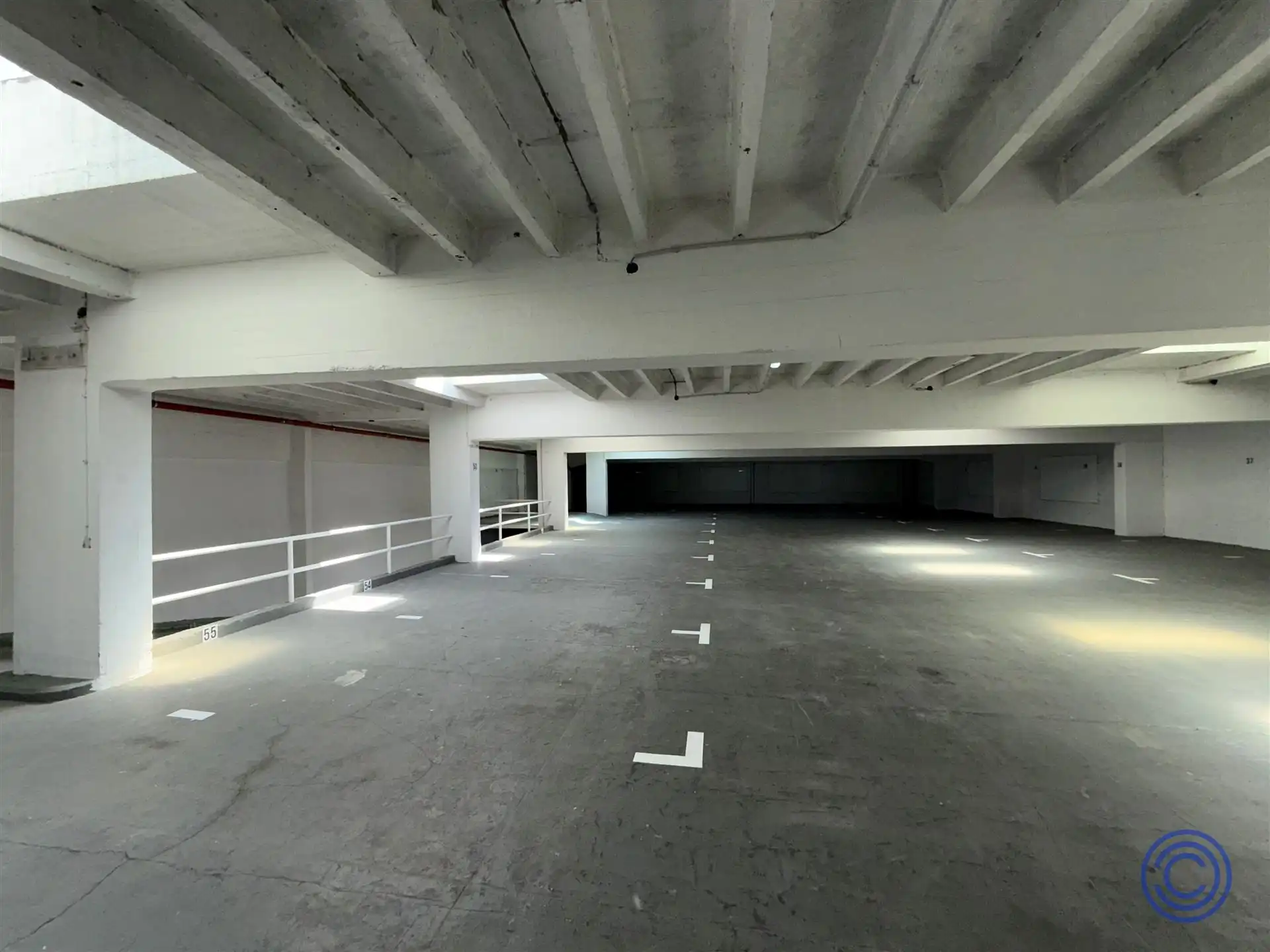 5 ruime binnen staanplaatsen in privé garagecomplex! foto 2