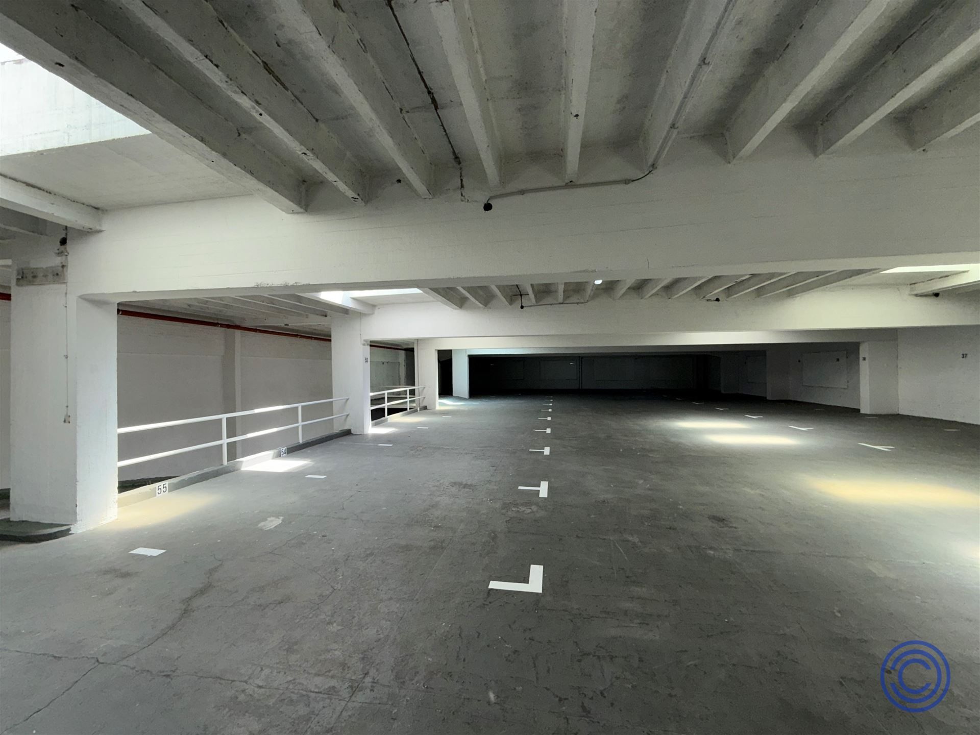 5 ruime binnen staanplaatsen in privé garagecomplex! foto 2