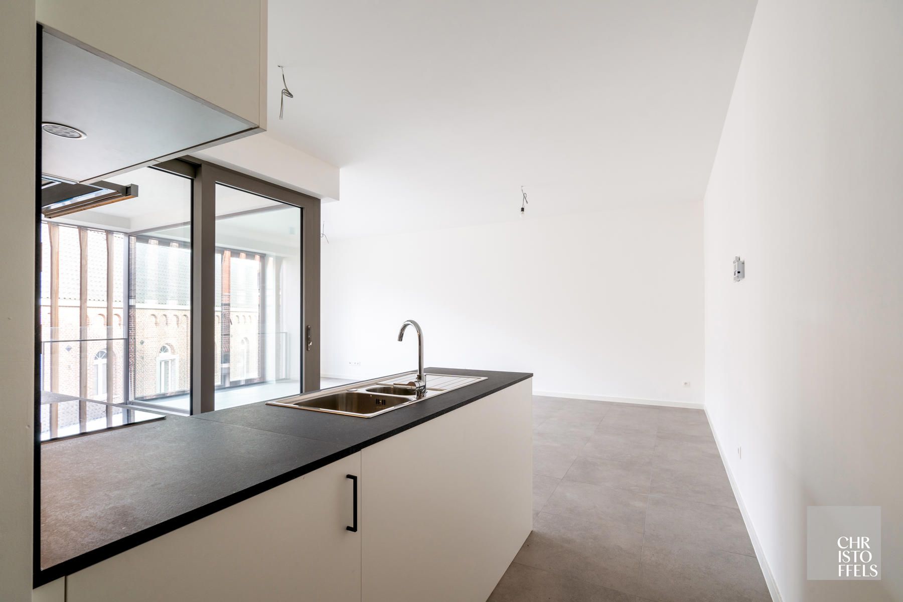 TE HUUR ONDER BTW - Modern lichtrijk appartement met 2 slaapkamers in hartje Lanaken!  foto 2